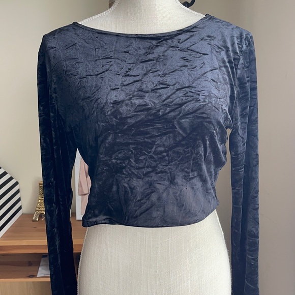 H&M Divided Brand Black Cropped Velvet Top - Picture 1 of 3